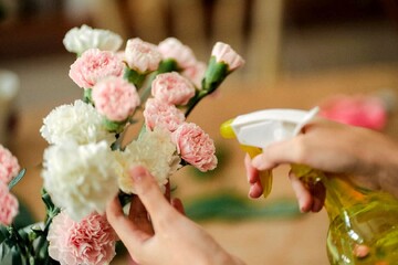 تمیزکردن و شستن گل‌های مصنوعی در منزل با ترفندهای ساده
