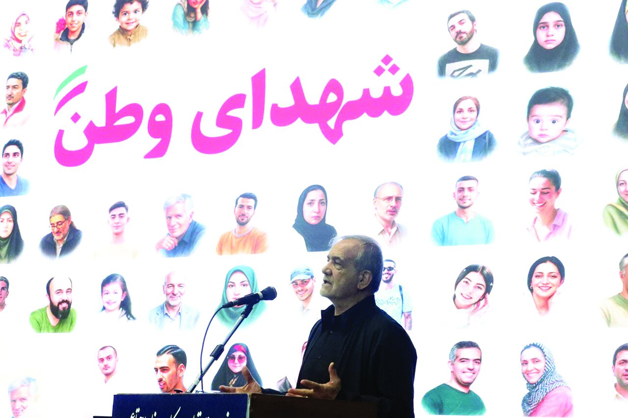 تجلیل از کارکنان وزارت کار با حضور رئیسجمهور تجلیل از کارکنان وزارت کار با حضور رئیسجمهور