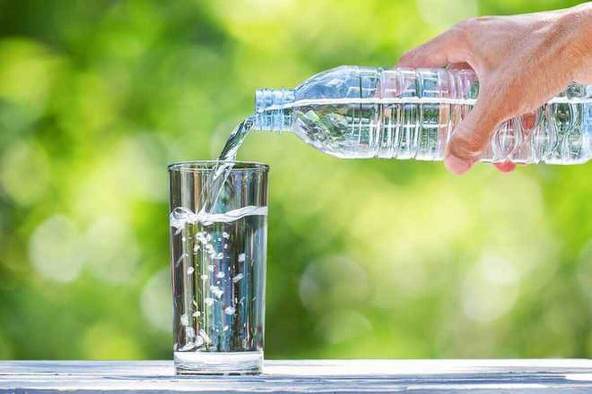 آیا نوشیدن آب، پوست را آب‌رسانی می‌کند؟
