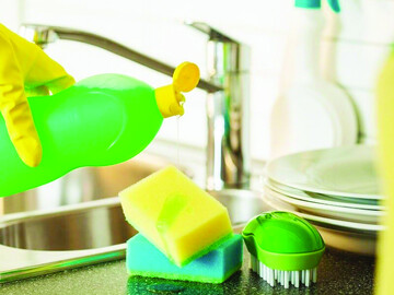 خطرات باقی‌ماندن مایع ظرفشویی روی ظرف و روش شست‌وشوی صحیح