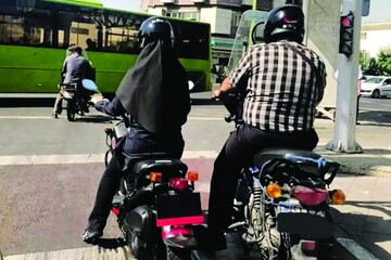 پشت چراغ‌قرمز موتورسواری بانوان