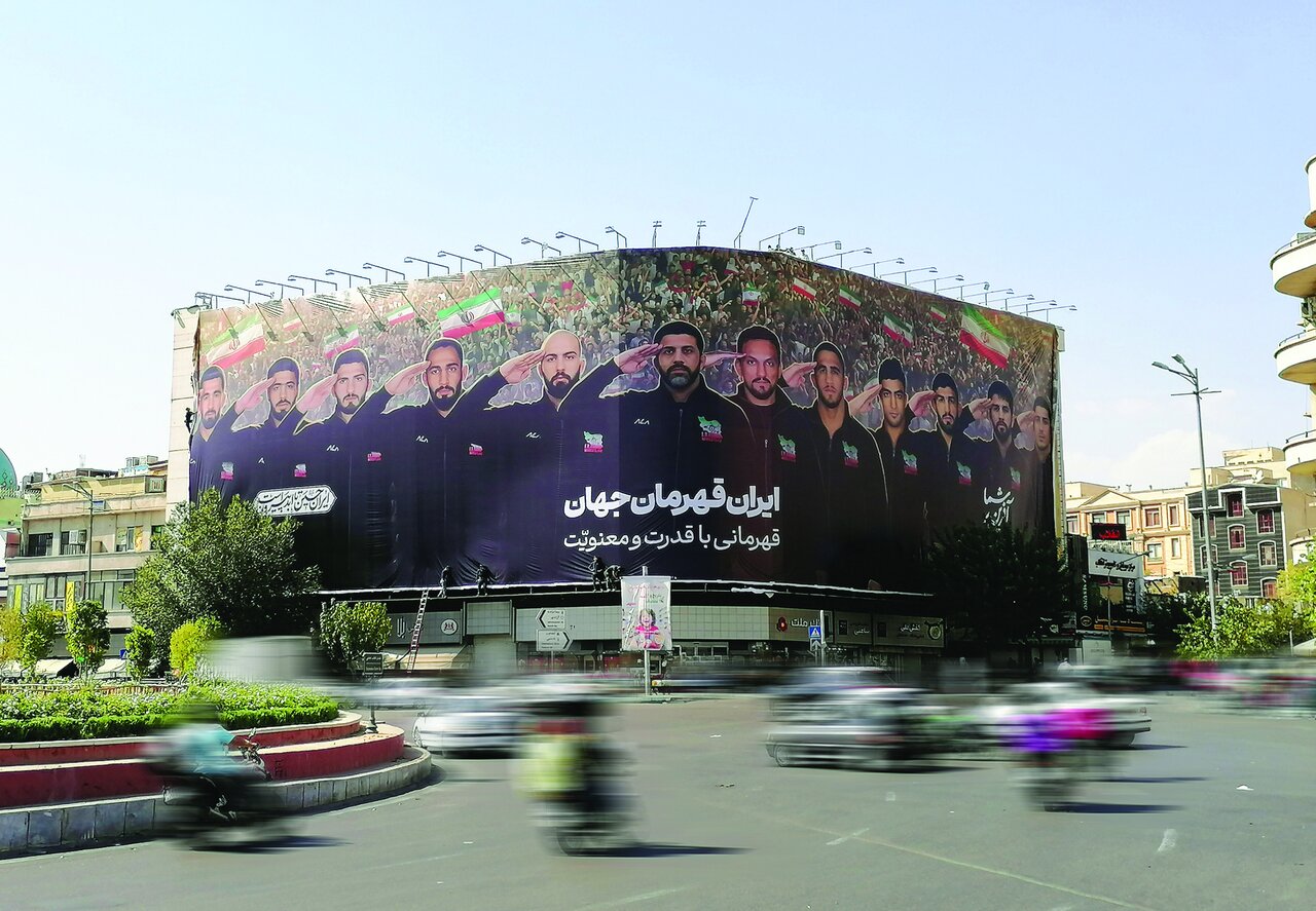 رونمایی از دیوارنگاره میدان انقلاب با شعار «قهرمانی با قدرت و معنویت» رونمایی از دیوارنگاره میدان انقلاب با شعار «قهرمانی با قدرت و معنویت»