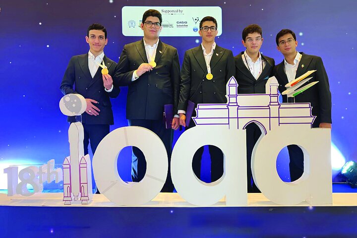 جوانان مشغول افتخار آفرینیاند