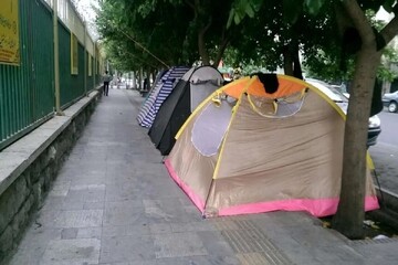 بازگشت پدیده چادر زدن همراهان بیماران در کنار بیمارستان‌ها