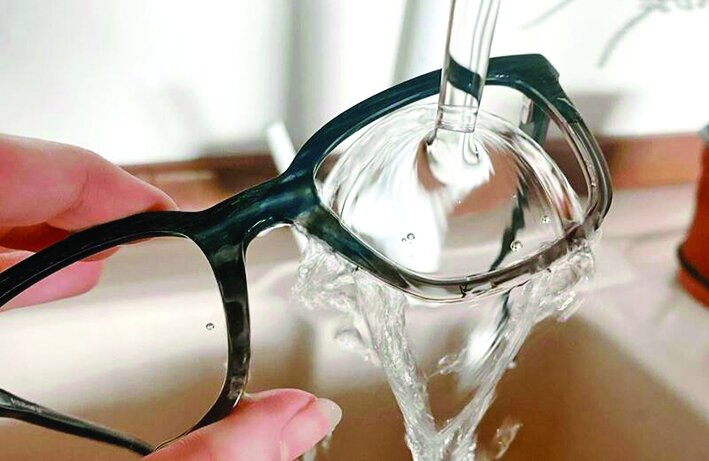 چرا شست‌وشوی صحیح عینک مهم است؟