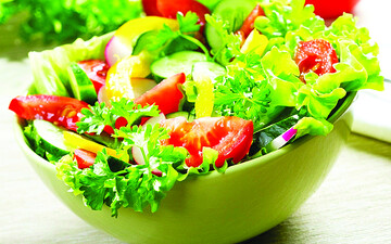 آیا مصرف سالاد همراه غذا باعث سوءهاضمه می‌شود؟