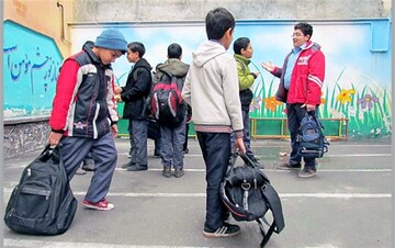 گلایه دانشآموزان از کیف و کولههای سنگین