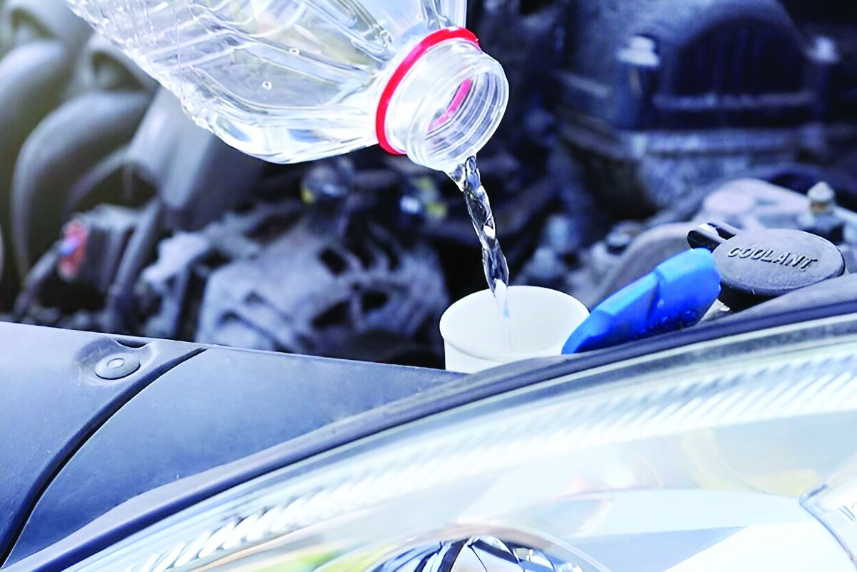 ریختن آب لولهکشی در شیشهشور خودرو ؛ اشتباه رایج رانندگان! ریختن آب لولهکشی در شیشهشور خودرو ؛ اشتباه رایج رانندگان!