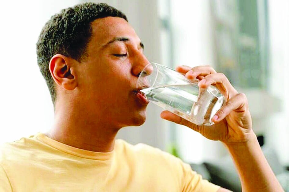 چرا متخصصان نوشیدن آب گرم با معده خالی را توصیه می‌کنند؟