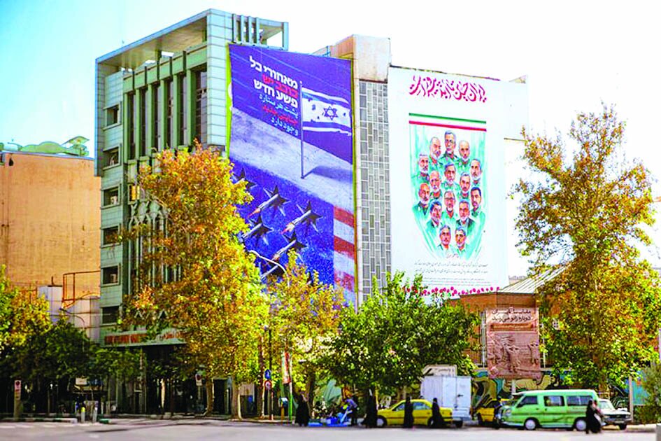 نقش شهدای اقتدار بر دیوارنگاره ثابت میدان فلسطین