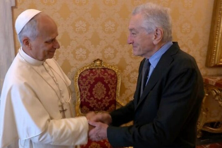پاپ به رابرت دنیرو تسبیح هدیه داد