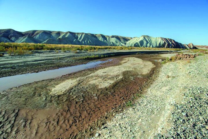 اینجا کف رود قزل‌اوزن است