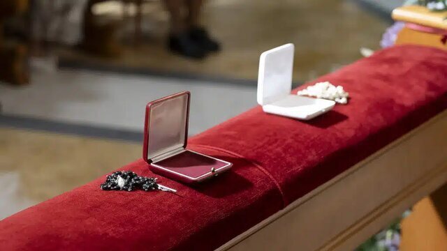 پاپ به رابرت دنیرو تسبیح هدیه داد