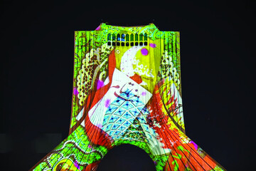 اجرای برج‌نگاره «قهرمان» بر پیکره برج آزادی