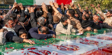 سنگ‌تمام مردم برای ۳۰۰ لاله گمنام