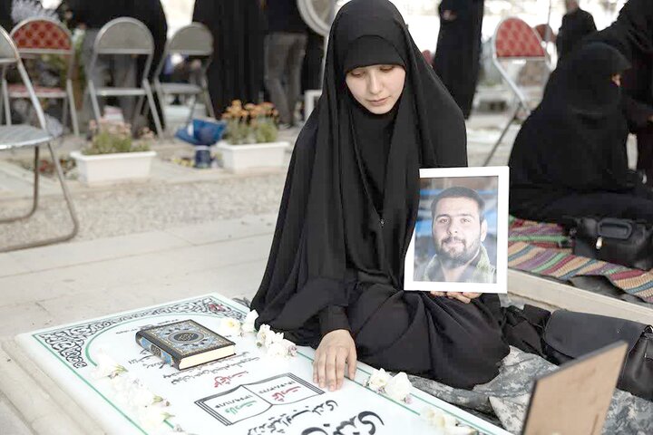 یک کتاب، این دختر را عروس و همسر شهید کرد