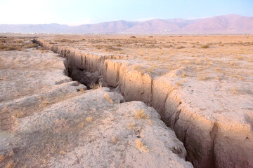 بی‌آبی و عمیق‌ترین شکاف فرونشست کشور در نیشابور