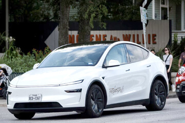 تاکسی رباتیک تسلا بدون راننده در شهر می‌چرخد