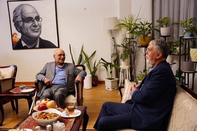 وزیر ارشاد شب یلدا به دیدن مرادی‌کرمانی رفت