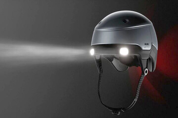 این کلاه ایمنی هوشمند یک سلاح مخفی دارد