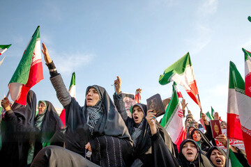 ایران به پا خاست