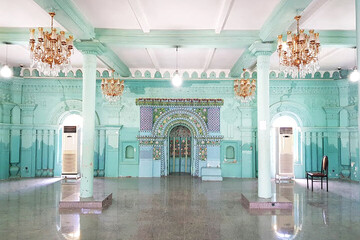 مسجدی هندی در ایران که با لوله‌های نفت و ریل راه‌آهن ساخته شد