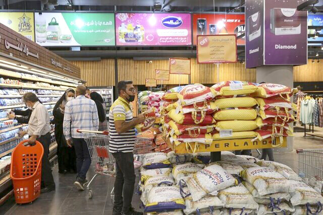 وفور مشتری و کالا در میان قفسه‌های اجناس ضروری