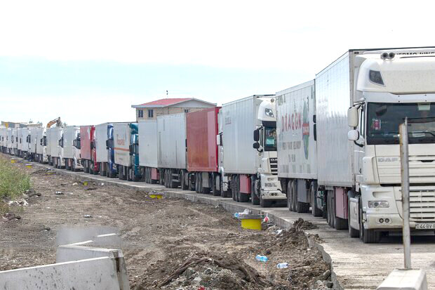 مرز آستارا؛ چالش قدیمی توقف کامیون‌ها فقط به زمستان محدود نمی‌شود