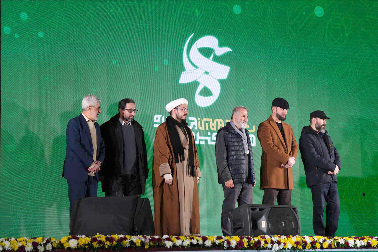 اهل هنر نگذارند دشمن روایت را به دست گیرد