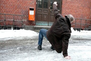 چطور روی برف یخ‌زده راه برویم و سر نخوریم؟