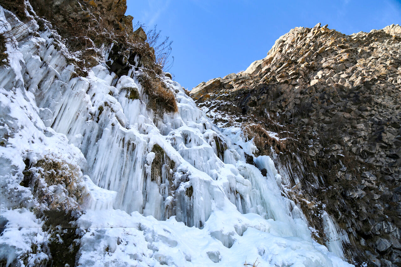 آبشار یخ‌زده «سردابه» اردبیل