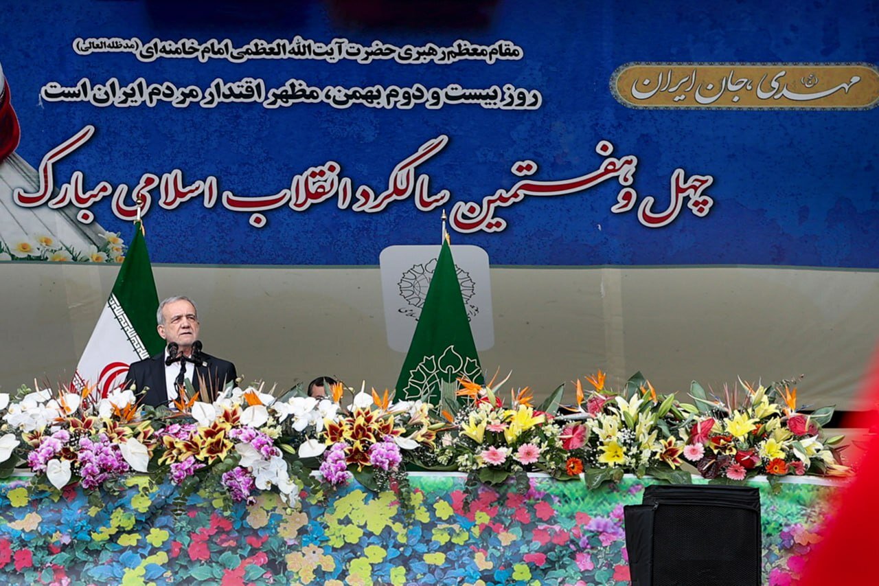 در برابر زیاده‌خواهی‌های غرب سر خم نخواهیم کرد