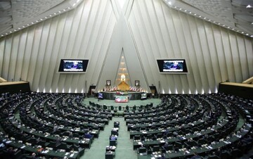 نان داغ روی میز بهارستان