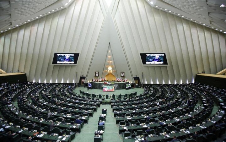 نان داغ روی میز بهارستان