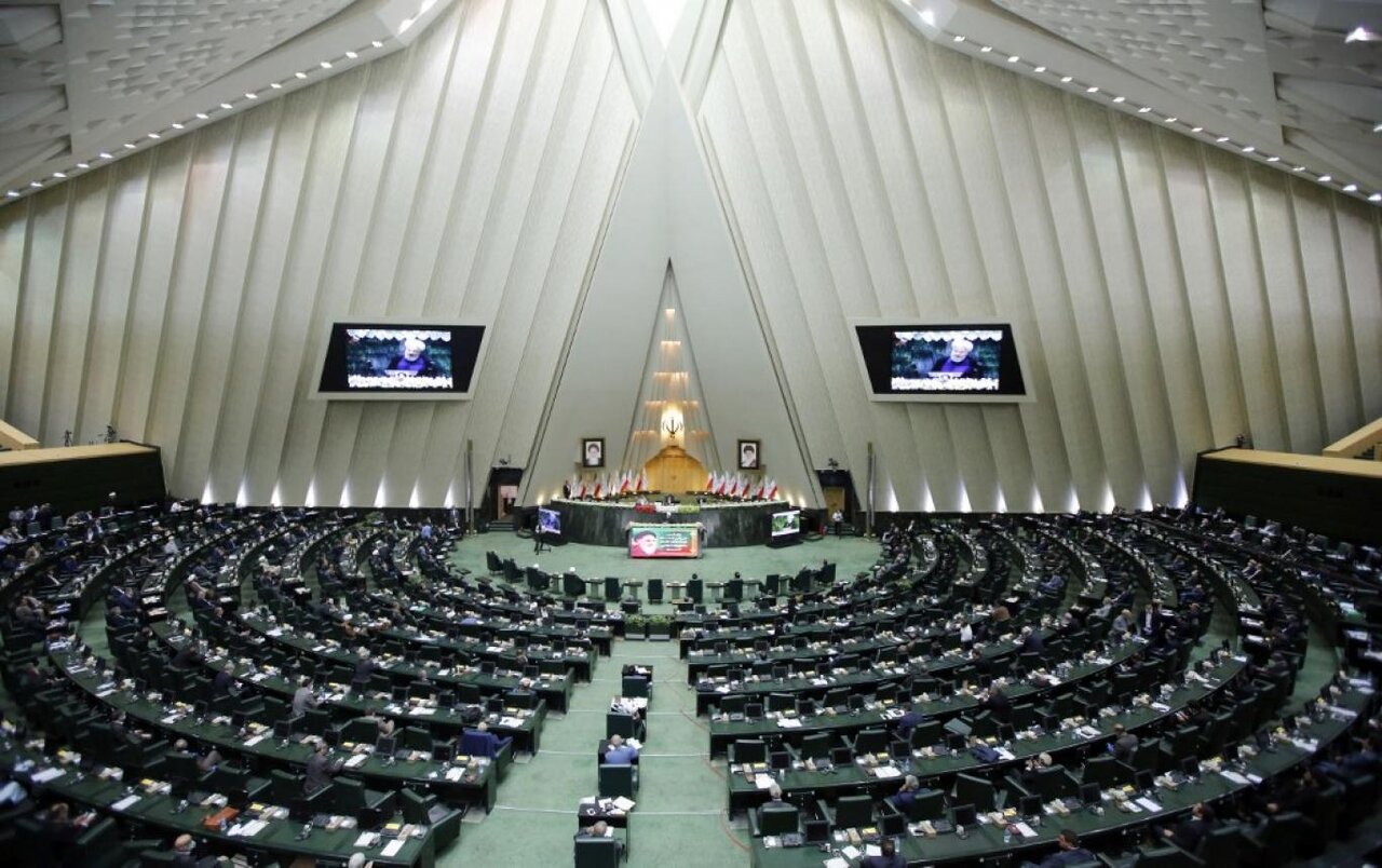 نان داغ روی میز بهارستان