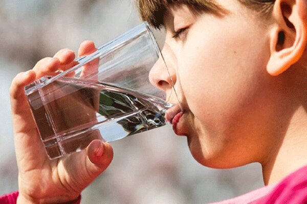 حتی اگر تشنه نیستید، این ۶ علامت می‌گوید بدن‌تان آب می‌خواهد!