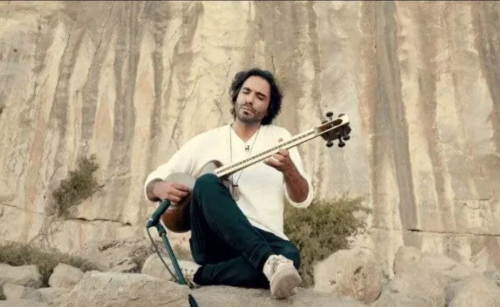 حضور یک نوازنده با سازش در نیروگاه برق دماوند