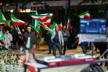 اجتماع مردم و هنرمندان در باغ فردوس