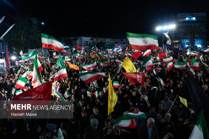 در خـیابـان مـی‌مـانـیم