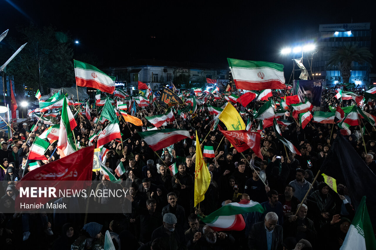 در خـیابـان مـی‌مـانـیم