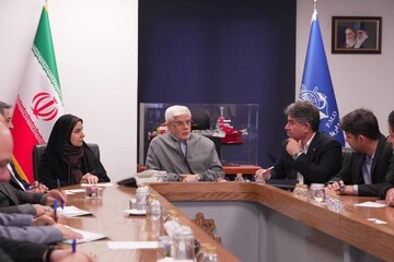 عارف: مدیریت تنگه هرمز با ایران است