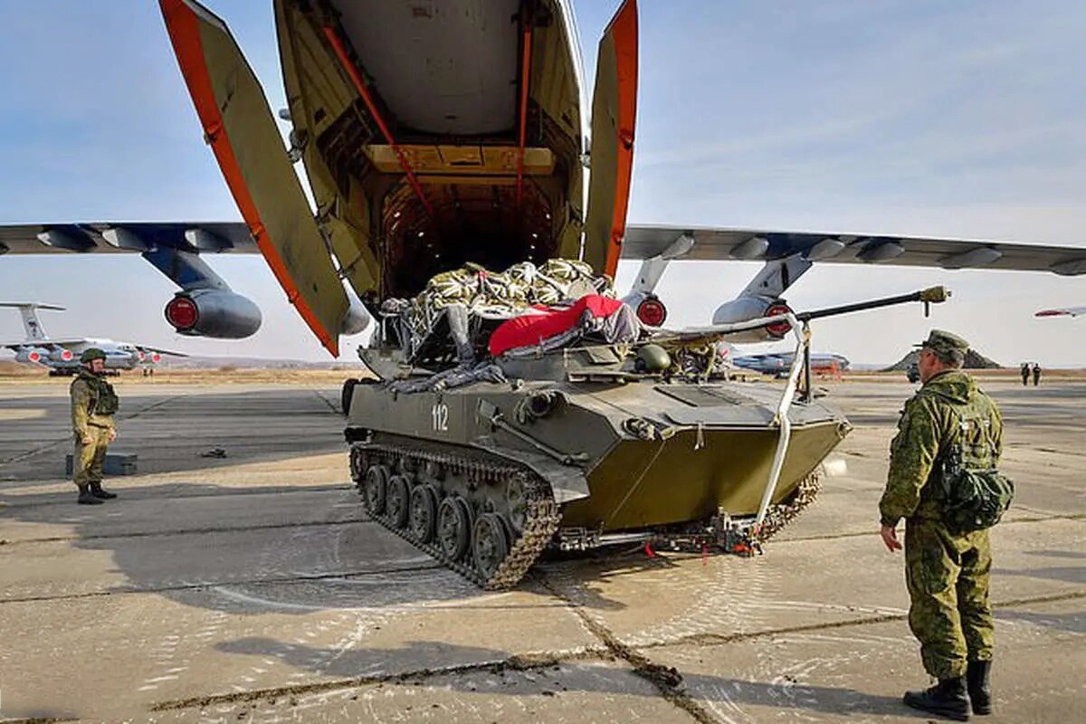 آلمان مینی‌تانک پنج تنی را با چتر نجات روی زمین فرود آورد