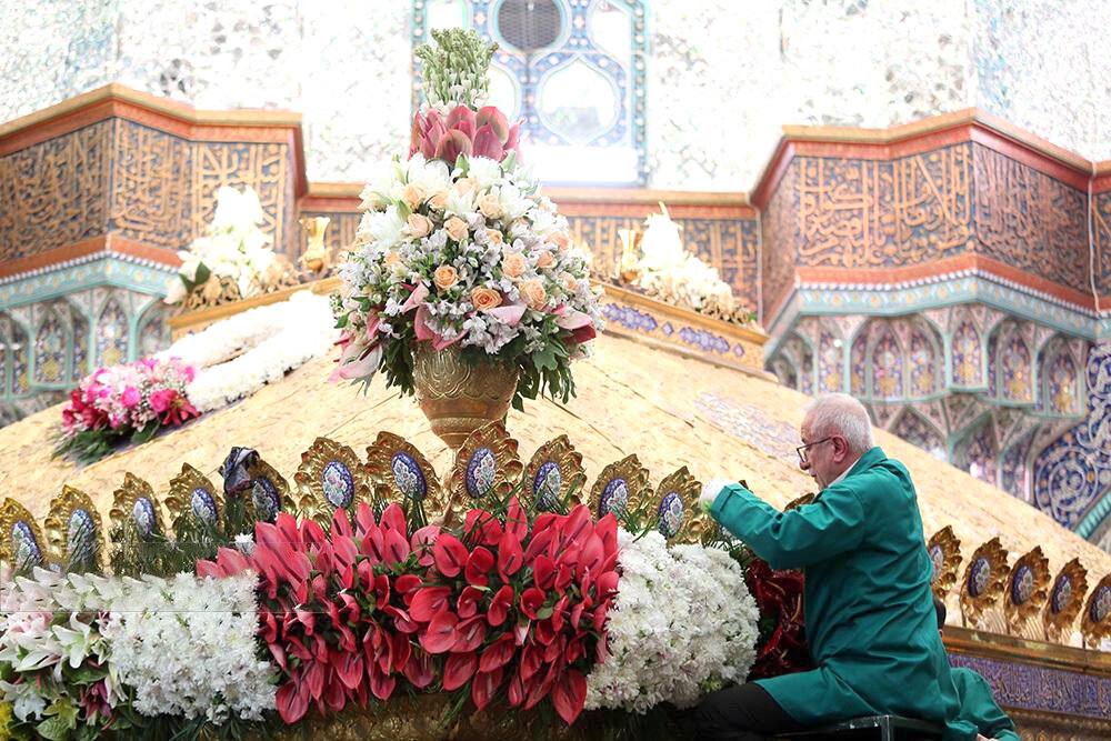 گل‌آرایی ضریح منور حضرت معصومه (س)