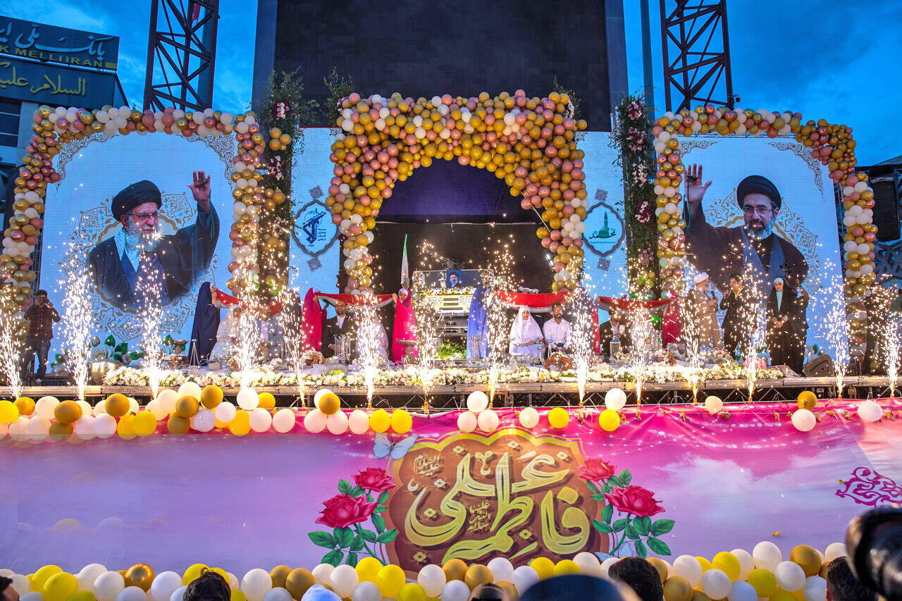 مراسم جشن پیوند ۱۱۰ زوج جان‌فدا در میدان آیینی امام حسین (ع)