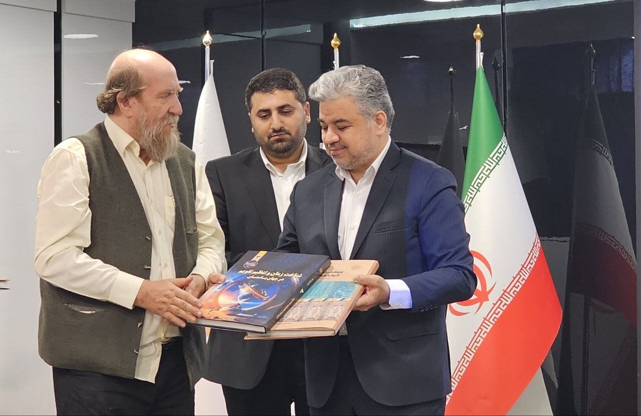 رونمایی از دو کتاب در موزه زمان