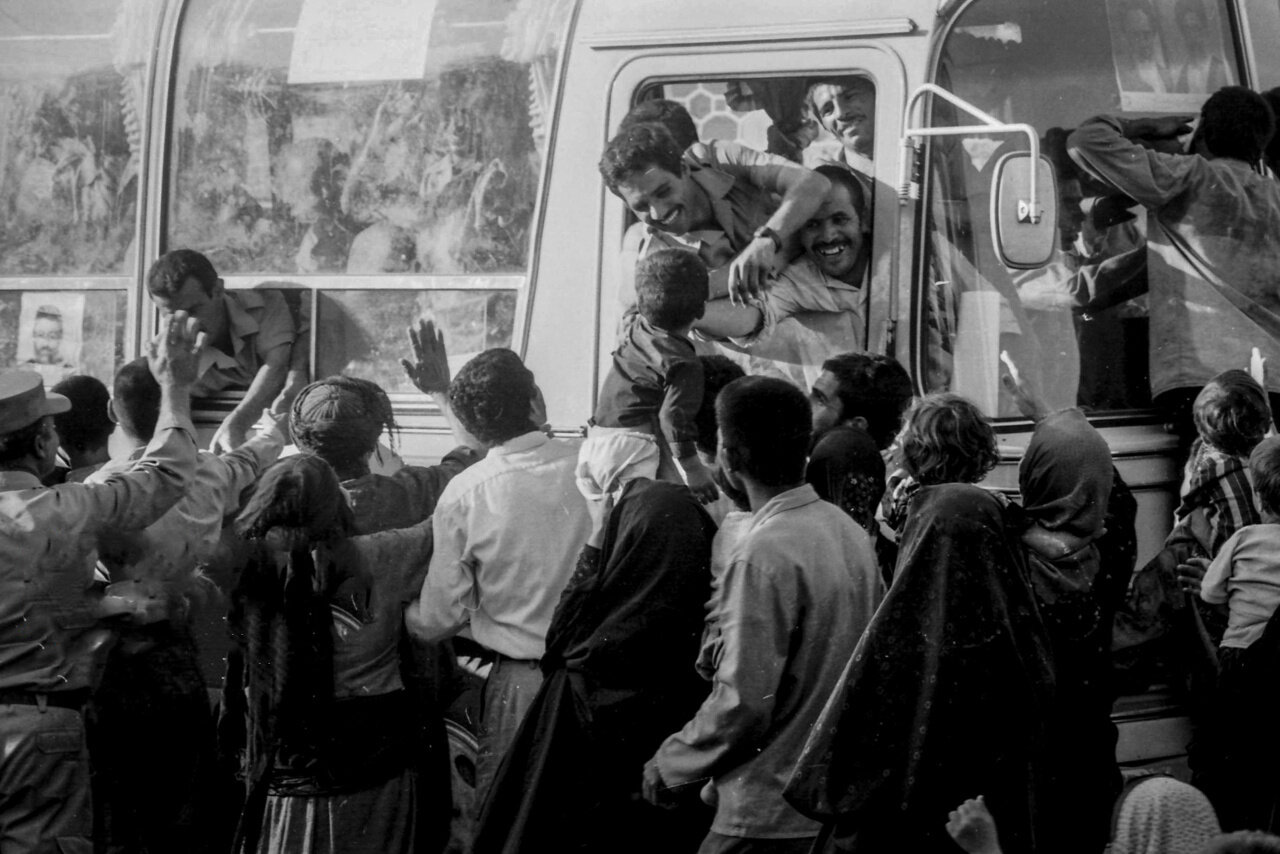 چشم از انتظار دست برنمی‌دارد