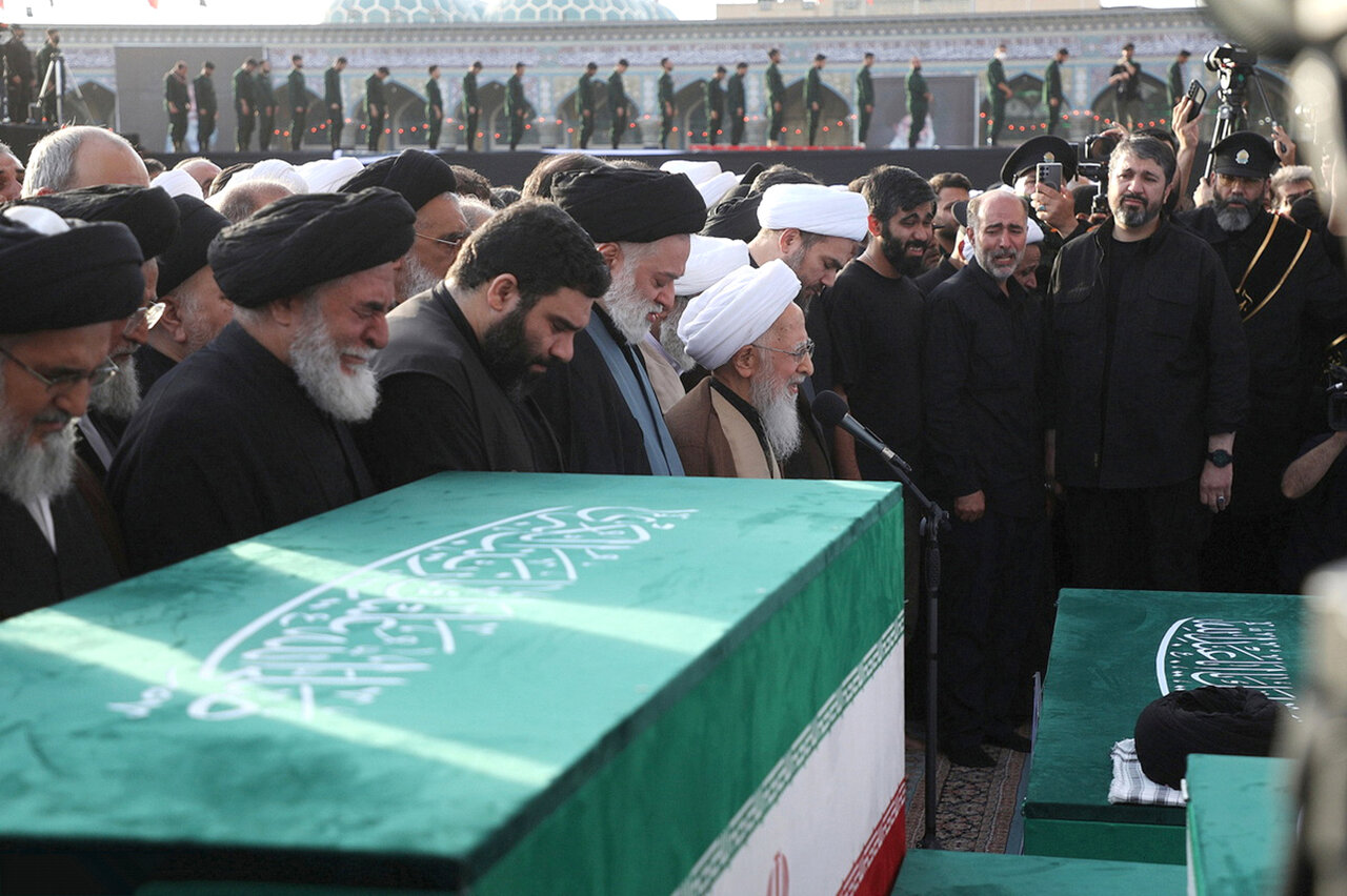اقامه نماز بر پیکر رهبر شهید انقلاب در مسجد مقدس جمکران