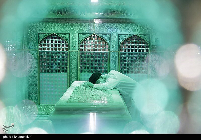 آخر رسید مشت گره کرده بر ضریح