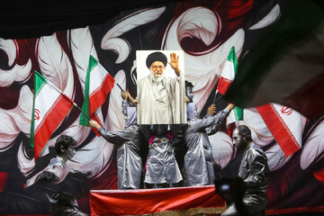 «قائد»؛ روایت زندگی رهبر شهید انقلاب در اجتماع مردمی آمل