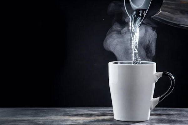 ۶ فایده نوشیدن آب گرم